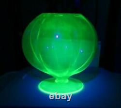 Antique Victorian/Edwardian Uranium Opalescent Green Art Glass Vase 8.4 Y664