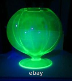 Antique Victorian/Edwardian Uranium Opalescent Green Art Glass Vase 8.4 Y664