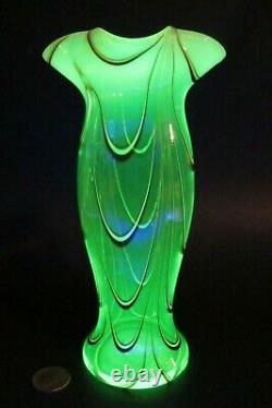 Antique WEBB English Art Glass FILAMENTOSA Uranium Opalescent Red LOOP 8 Vase