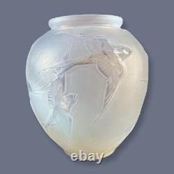 Ernest Sabino (1878-1961) Art deco vase opalescent glass swallows decoration