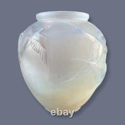 Ernest Sabino (1878-1961) Art deco vase opalescent glass swallows decoration