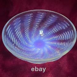 Rene Lalique Ondes Waves pattern opalescent glass bowl, model 3292 dates 1935