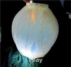 Verlys Art-deco Opalescent-cased Glass Vase France 1920's