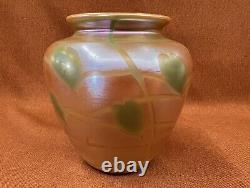 Vintage 1978 CARLSON STUDIO Art Glass Vase Hanging Hearts Vines Opalescent 5 1/2