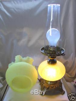 XLNTVINTAGE1960'sFENTONGLASSSRCTOPAZ VASELINE OPALESCENTDAISY&FERNLAMP