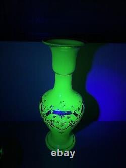 14 vase vert opaline en uranium antique bohémien tchèque avec incrustations d'or du 19ème siècle.