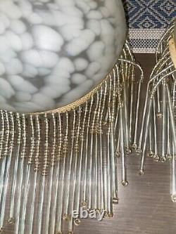 Abat-jour suspendu en verre opalin lait de style Art Déco orné de perles de Tiffany