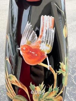 Ancien vase en verre opaline d'art peint à la main décoré d'un oiseau rouge et de feuilles