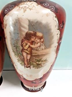 Antique 19ème siècle, grande paire impressionnante de vases opaline décorés, romance.