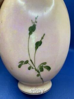 Antique Baccarat Rose Peint À La Main Cherub Bébé Rose Vine Vase En Verre Opaline