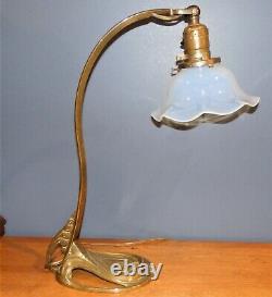 Antique Français Art Nouveau Déco Bronze Desk Table Lamp Avec Opaline Glass Shade