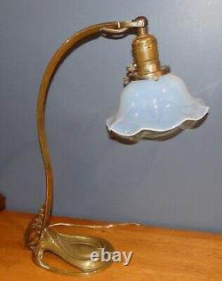 Antique Français Art Nouveau Déco Bronze Desk Table Lamp Avec Opaline Glass Shade