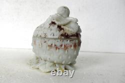 Antique French Vallerysthal Opaline verre de lait Escargot sur boîte à fraises décoratif