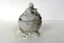Antique French Vallerysthal Opaline verre de lait Escargot sur boîte à fraises décoratif