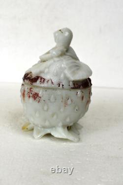 Antique French Vallerysthal Opaline verre de lait Escargot sur boîte à fraises décoratif