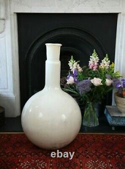 Art Verrerie. Magnifique Vase En Verre Blanc (71cms), Fin 19ème Siècle, Design