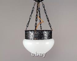 Artisanat d'art antique / Lampe pendentif en métal martelé et verre opalin de style Jugendstil