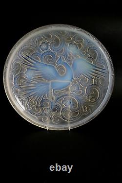 Assiette en verre opalescent Art Déco de Pierre D'avesn vers 1930