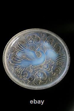 Assiette en verre opalescent Art Déco de Pierre D'avesn vers 1930