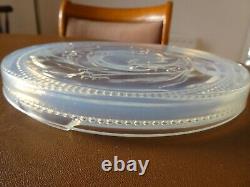 Assiette / support à gâteau en verre opalescent Etling Art Déco de 1930 dans le style de Lalique