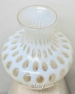 Base de lampe à volants en point de pièce blanche opalescente de Fenton vintage