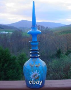 Belle carafe antique en verre opalin bleu persan de 22 pouces de haut