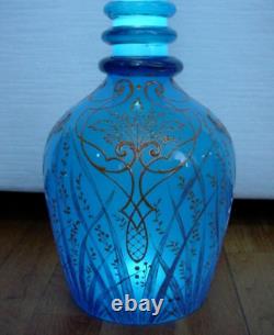 Belle carafe antique en verre opalin bleu persan de 22 pouces de haut