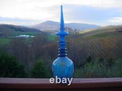 Belle carafe antique en verre opalin bleu persan de 22 pouces de haut