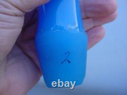 Belle carafe antique en verre opalin bleu persan de 22 pouces de haut