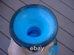 Belle carafe antique en verre opalin bleu persan de 22 pouces de haut