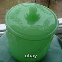 Biscuit en verre opalin jadeite vert Antique Art Déco Baccarat S. Reich