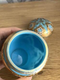 Boîte pour petits objets en verre opaline bleu bohémien de Moser avec plaqué or.