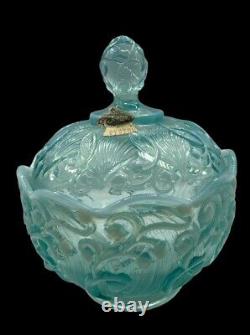 Bol en verre artistique en opalescent bleu aqua Fenton, motif muguet de mai.