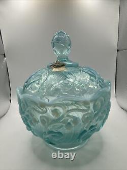 Bol en verre artistique en opalescent bleu aqua Fenton, motif muguet de mai.