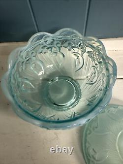 Bol en verre artistique en opalescent bleu aqua Fenton, motif muguet de mai.