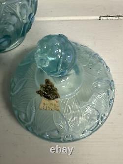 Bol en verre artistique en opalescent bleu aqua Fenton, motif muguet de mai.