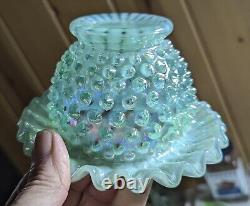 Bol en verre d'art Fenton à reliefs opalescents, irisés et striés en tourbillon hobnail