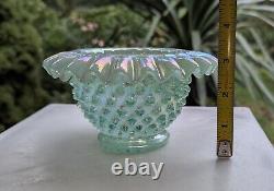 Bol en verre d'art Fenton à reliefs opalescents, irisés et striés en tourbillon hobnail