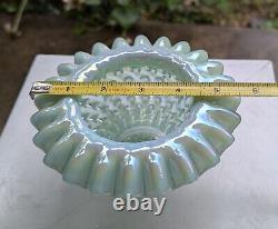 Bol en verre d'art Fenton à reliefs opalescents, irisés et striés en tourbillon hobnail