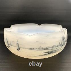 Bol en verre d'art antique Daum Nancy en opaline blanche avec scène de moulin à vent à Dutch Harbor