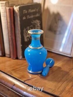 Bouteille à parfum en verre opaline bleu français victorien antique avec motifs de bordure dorée