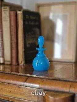 Bouteille de parfum ancienne en verre opaline bleu français victorien et doré à motif