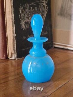 Bouteille de parfum ancienne en verre opaline bleu français victorien et doré à motif