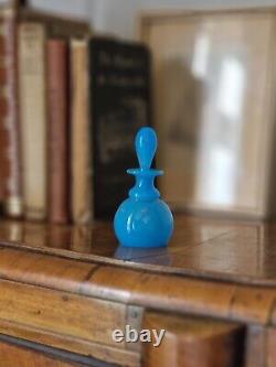 Bouteille de parfum antique en verre opaline bleu français victorien et doré de motif