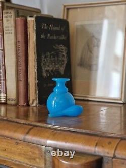 Bouteille de parfum antique victorienne française en verre opaline bleu et dorure à motifs.