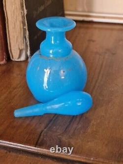 Bouteille de parfum antique victorienne française en verre opaline bleu et dorure à motifs.
