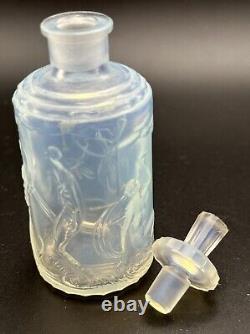 Bouteille de parfum en verre Sabino opalescent antique avec des nues en France