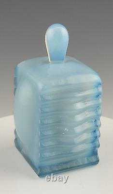 Bouteille de parfum en verre d'art opalescent bleu Benzer/Gilvey soufflé à la main de style vintage