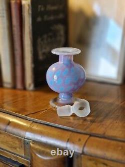Bouteille de parfum en verre d'art opaque sur pied vintage unique avec bouchon faceté