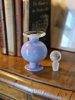 Bouteille de parfum en verre d'art vintage unique sur piédestal opaque avec bouchon facetté